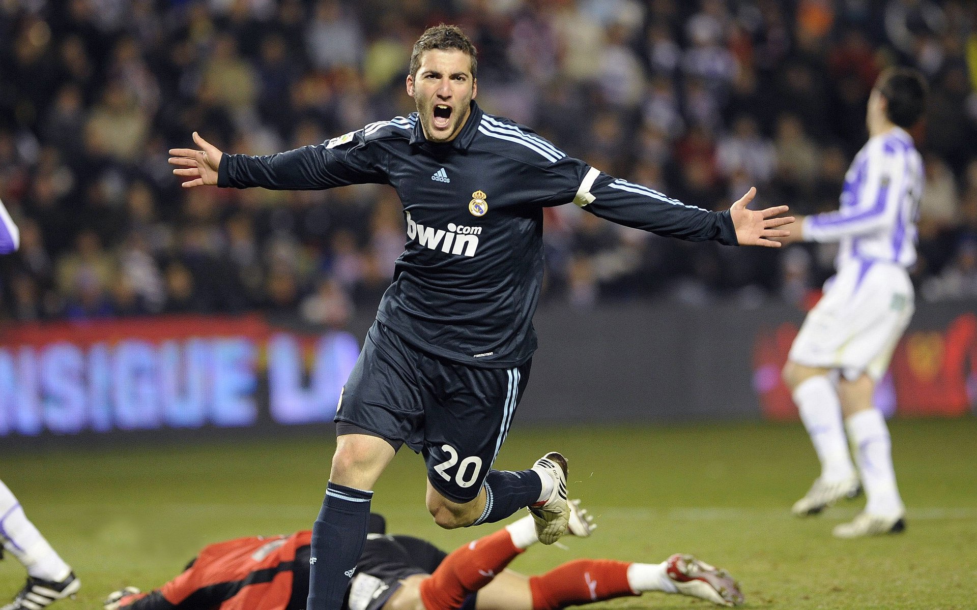 广州富力主场遭大连一方逆转,中超战局变化,广州富力主场球迷区