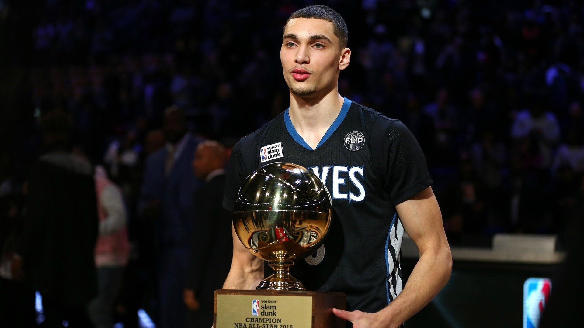 掘金赛后集体观看比赛录像检讨表现，掘金队回放